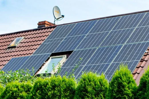 Hausdach mit Solaranlage